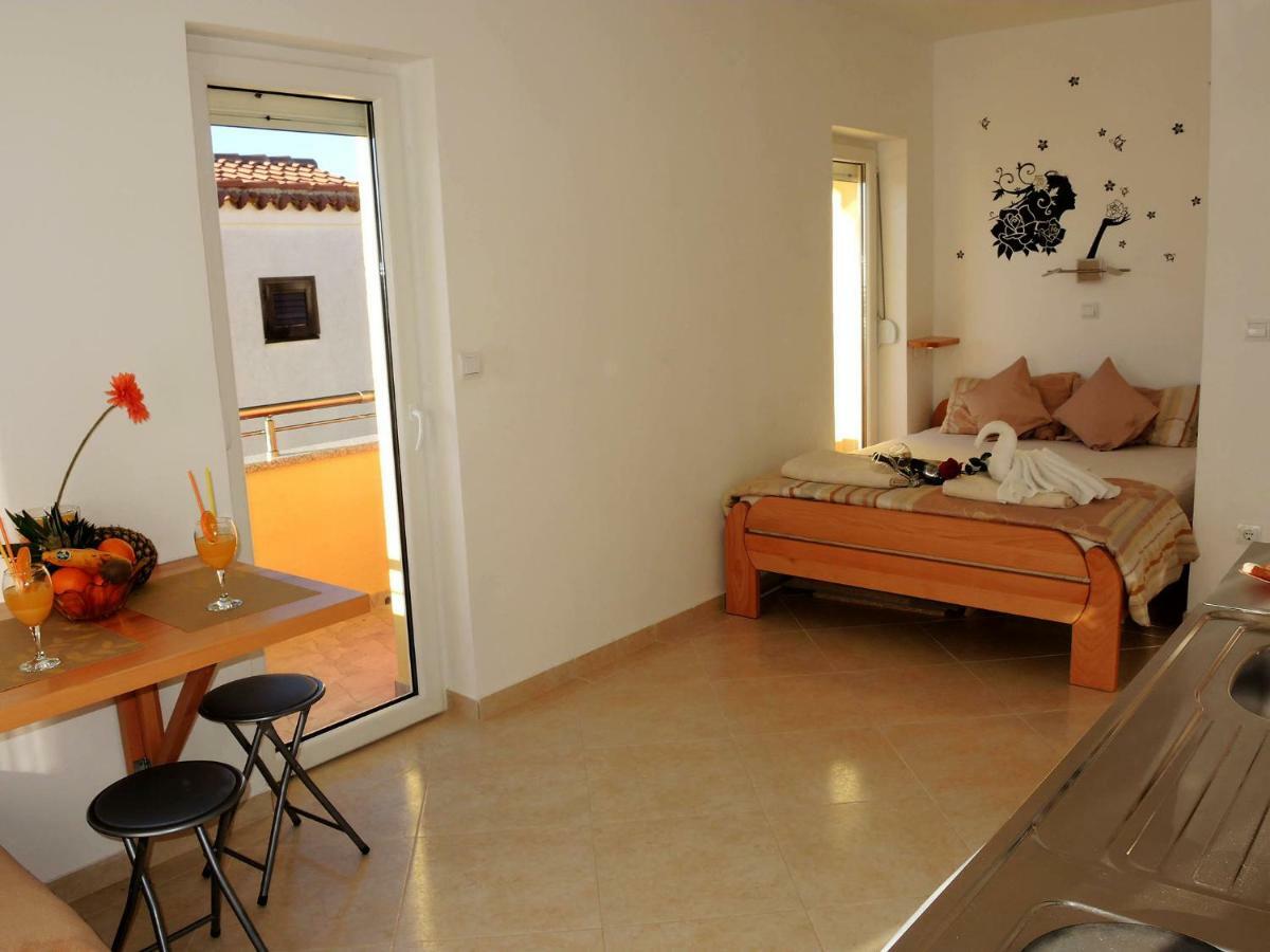 Iva Apartmani Tribalj Exterior foto
